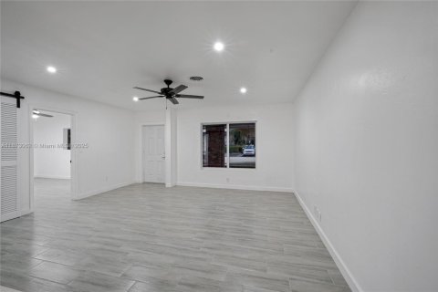 Commercial property in Coral Springs, Florida 213.3 sq.m. № 1926694 - photo 5