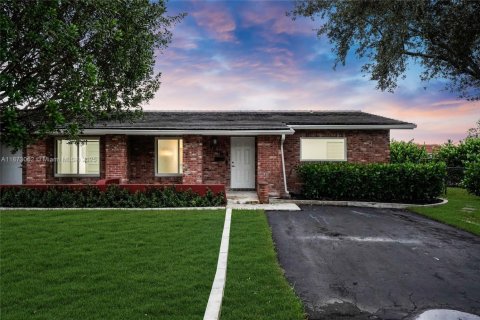 Commercial property in Coral Springs, Florida 213.3 sq.m. № 1926694 - photo 3