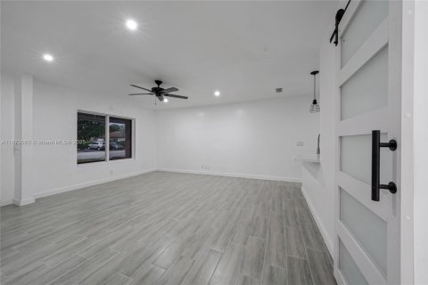 Commercial property in Coral Springs, Florida 213.3 sq.m. № 1926694 - photo 7