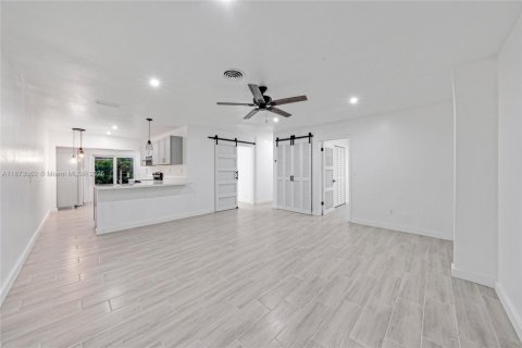 Commercial property in Coral Springs, Florida 213.3 sq.m. № 1926694 - photo 6