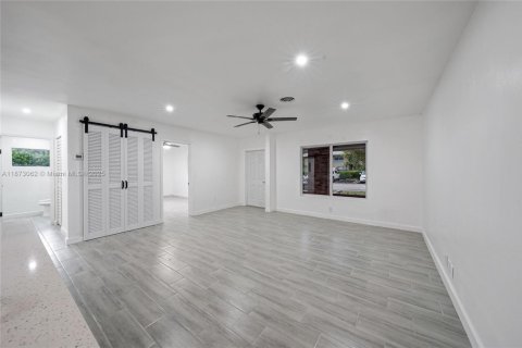 Commercial property in Coral Springs, Florida 213.3 sq.m. № 1926694 - photo 9