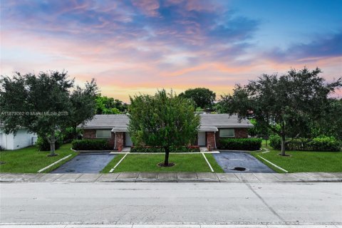 Commercial property in Coral Springs, Florida 213.3 sq.m. № 1926694 - photo 2