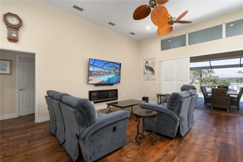 House in Cape Coral, Florida 3 bedrooms, 214.79 sq.m. № 1679530 - photo 6