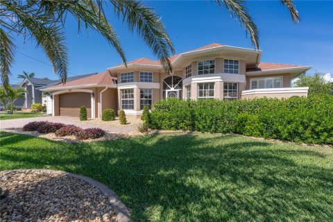 House in Cape Coral, Florida 3 bedrooms, 214.79 sq.m. № 1679530 - photo 1