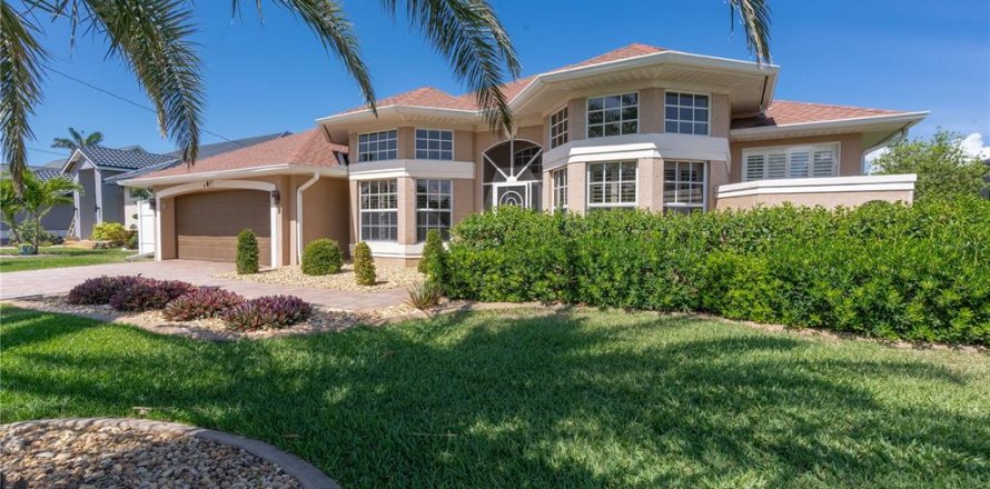 House in Cape Coral, Florida 3 bedrooms, 214.79 sq.m. № 1679530