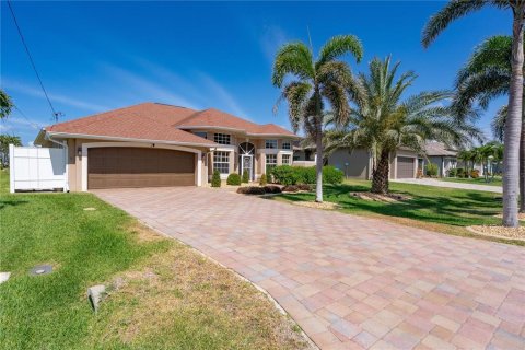 House in Cape Coral, Florida 3 bedrooms, 214.79 sq.m. № 1679530 - photo 2