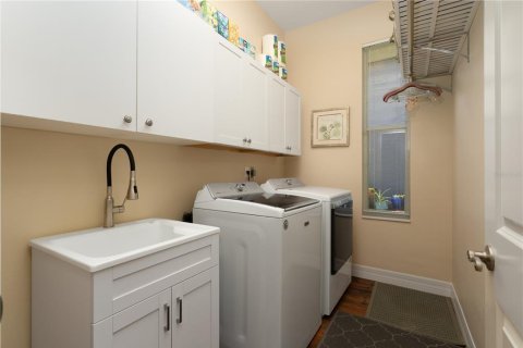 House in Cape Coral, Florida 3 bedrooms, 214.79 sq.m. № 1679530 - photo 30