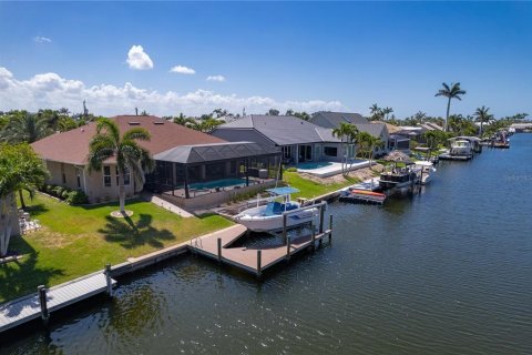 House in Cape Coral, Florida 3 bedrooms, 214.79 sq.m. № 1679530 - photo 4