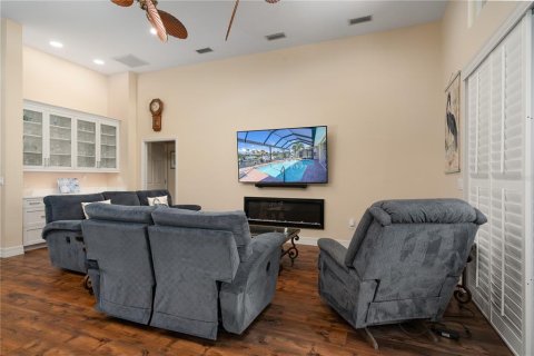 House in Cape Coral, Florida 3 bedrooms, 214.79 sq.m. № 1679530 - photo 7