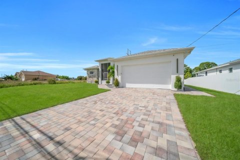 Villa ou maison à vendre à Lehigh Acres, Floride: 3 chambres, 158.21 m2 № 2434600 - photo 3