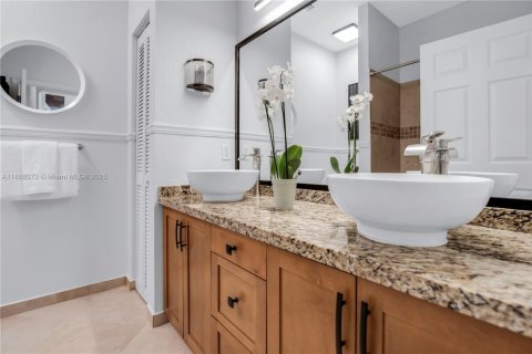 Casa en venta en Pembroke Pines, Florida, 5 dormitorios, 364.83 m2 № 1922938 - foto 28