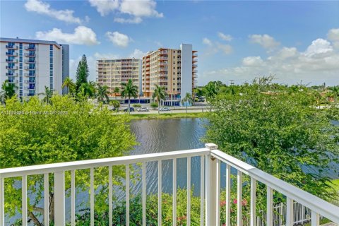 Condo in North Miami Beach, Florida, 3 bedrooms  № 1788528 - photo 10