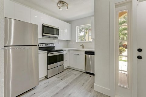 Condo in North Miami Beach, Florida, 3 bedrooms  № 1788528 - photo 2