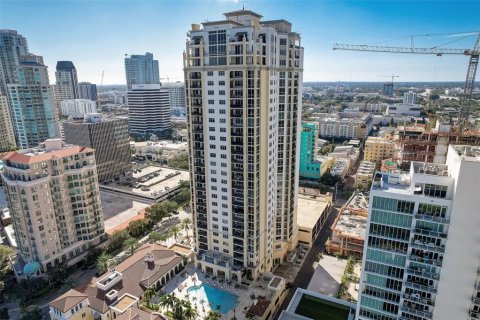 Adosado en alquiler en Saint Petersburg, Florida, 2 dormitorios, 132.01 m2 № 1688170 - foto 1