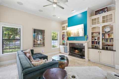 House in Winter Park, Florida 5 bedrooms, 281.31 sq.m. № 2112233 - photo 14