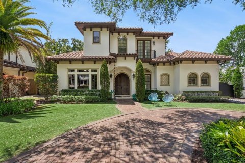 House in Winter Park, Florida 5 bedrooms, 281.31 sq.m. № 2112233