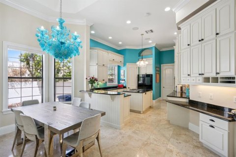 House in Winter Park, Florida 5 bedrooms, 281.31 sq.m. № 2112233 - photo 18
