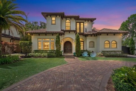 House in Winter Park, Florida 5 bedrooms, 281.31 sq.m. № 2112233 - photo 7