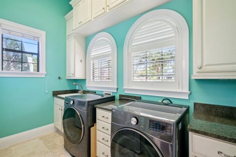 House in Winter Park, Florida 5 bedrooms, 281.31 sq.m. № 2112233 - photo 21