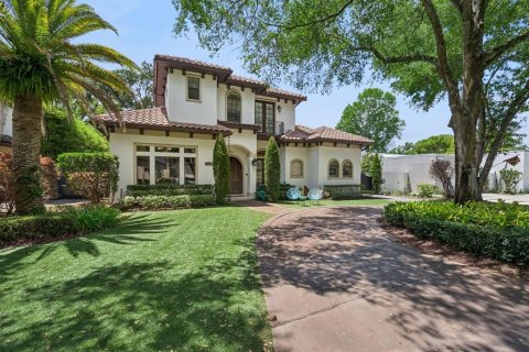 House in Winter Park, Florida 5 bedrooms, 281.31 sq.m. № 2112233 - photo 2