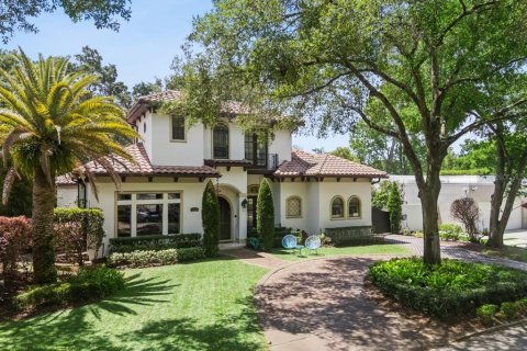 House in Winter Park, Florida 5 bedrooms, 281.31 sq.m. № 2112233 - photo 3