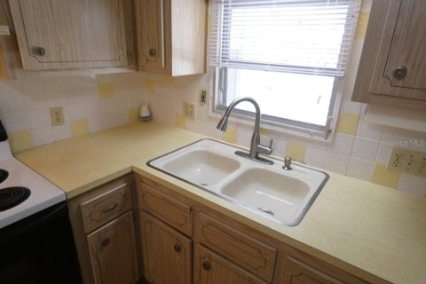 Condo in Holiday, Florida, 2 bedrooms  № 2102418 - photo 27