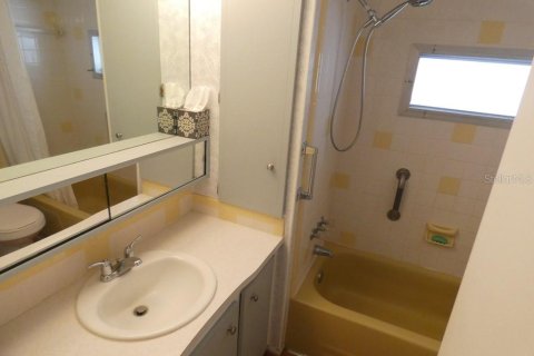Condo in Holiday, Florida, 2 bedrooms  № 2102418 - photo 20