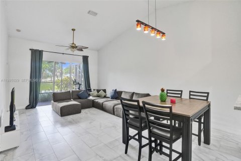 Adosado en venta en Sunrise, Florida, 2 dormitorios, 122.63 m2 № 2062748 - foto 17