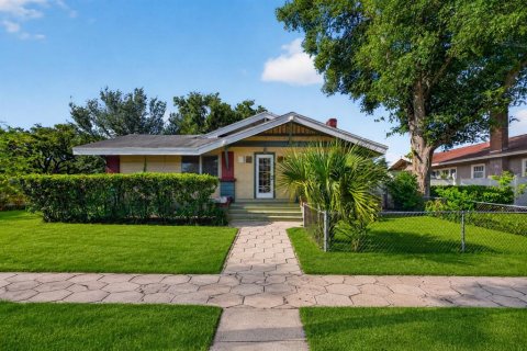 House in Saint Petersburg, Florida 3 bedrooms, 196.86 sq.m. № 2140119