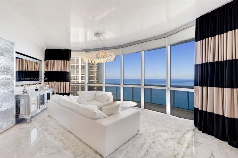 Condominio en venta en Sunny Isles Beach, Florida, 3 dormitorios, 199.09 m2 № 1949674 - foto 2
