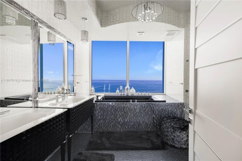 Condominio en venta en Sunny Isles Beach, Florida, 3 dormitorios, 199.09 m2 № 1949674 - foto 16