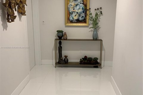 Condo in North Miami Beach, Florida, 2 bedrooms  № 1850358 - photo 2