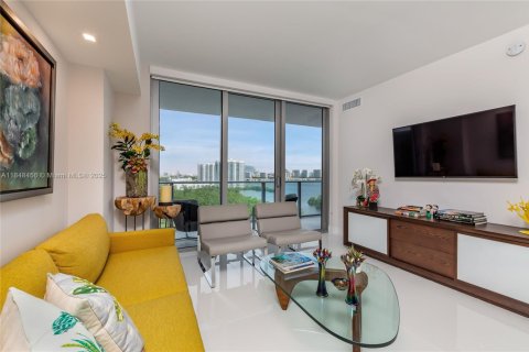 Condo in North Miami Beach, Florida, 2 bedrooms  № 1850358 - photo 1