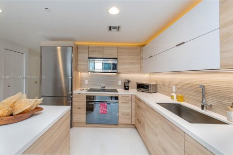 Condo in North Miami Beach, Florida, 2 bedrooms  № 1850358 - photo 10