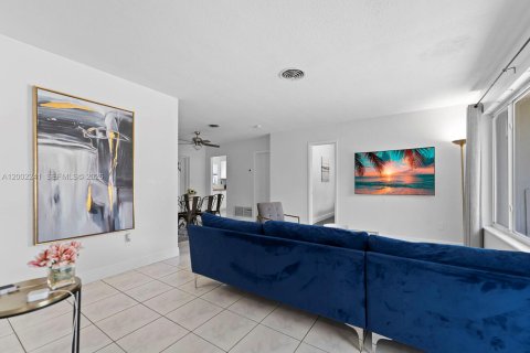 Casa en venta en Miami, Florida, 4 dormitorios, 141.49 m2 № 2066191 - foto 10