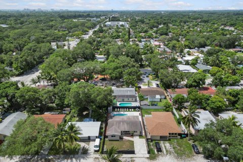 Casa en venta en Miami, Florida, 4 dormitorios, 141.49 m2 № 2066191 - foto 2
