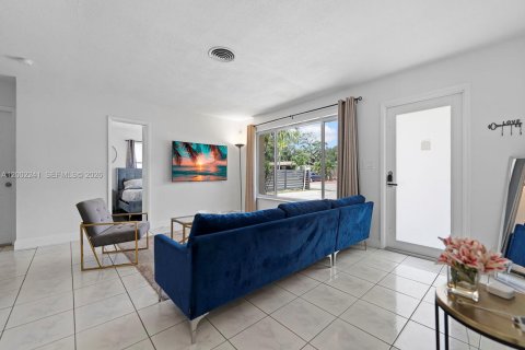 Casa en venta en Miami, Florida, 4 dormitorios, 141.49 m2 № 2066191 - foto 15