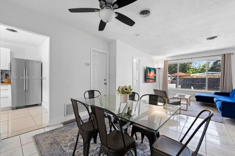 Casa en venta en Miami, Florida, 4 dormitorios, 141.49 m2 № 2066191 - foto 22