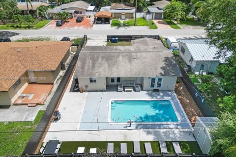 Casa en venta en Miami, Florida, 4 dormitorios, 141.49 m2 № 2066191 - foto 7