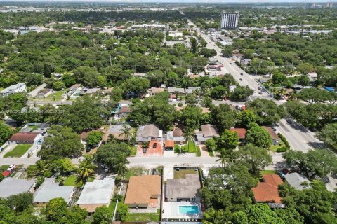 Casa en venta en Miami, Florida, 4 dormitorios, 141.49 m2 № 2066191 - foto 4