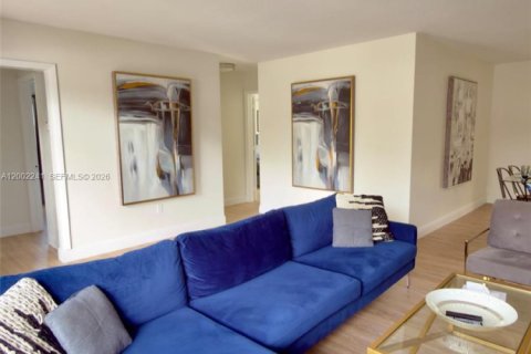 Casa en venta en Miami, Florida, 4 dormitorios, 141.49 m2 № 2066191 - foto 13