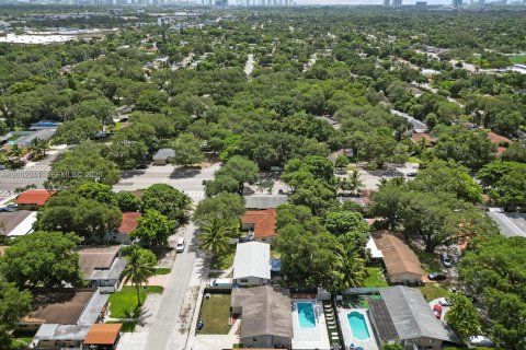Casa en venta en Miami, Florida, 4 dormitorios, 141.49 m2 № 2066191 - foto 3