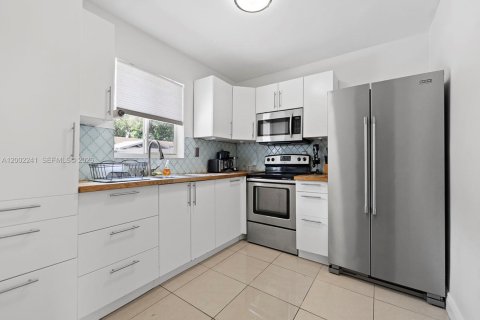 Casa en venta en Miami, Florida, 4 dormitorios, 141.49 m2 № 2066191 - foto 23