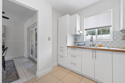 Casa en venta en Miami, Florida, 4 dormitorios, 141.49 m2 № 2066191 - foto 25