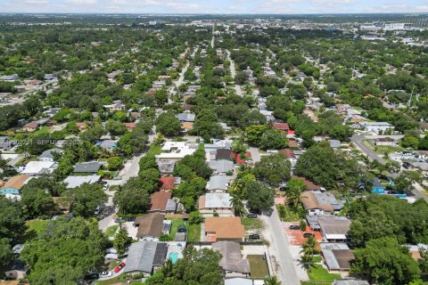 Casa en venta en Miami, Florida, 4 dormitorios, 141.49 m2 № 2066191 - foto 5