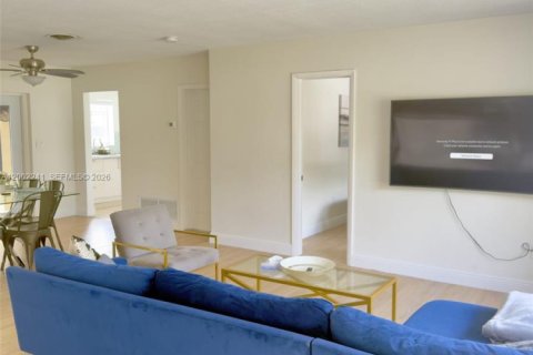 Casa en venta en Miami, Florida, 4 dormitorios, 141.49 m2 № 2066191 - foto 12