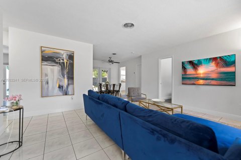 Casa en venta en Miami, Florida, 4 dormitorios, 141.49 m2 № 2066191 - foto 11