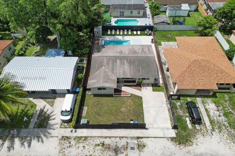 House in Miami, Florida 4 bedrooms, 141.49 sq.m. № 2066191