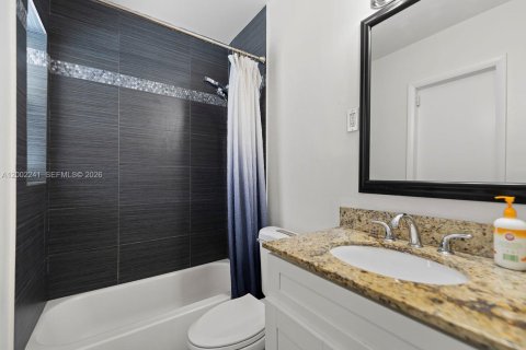 Casa en venta en Miami, Florida, 4 dormitorios, 141.49 m2 № 2066191 - foto 30