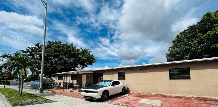 House in Hialeah, Florida 5 bedrooms, 161.65 sq.m. № 1892223